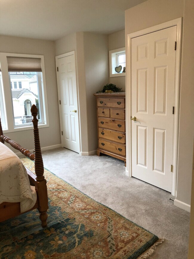 Building Photo - Beautiful 3 bedroom 2.5 Bath in North Corv...