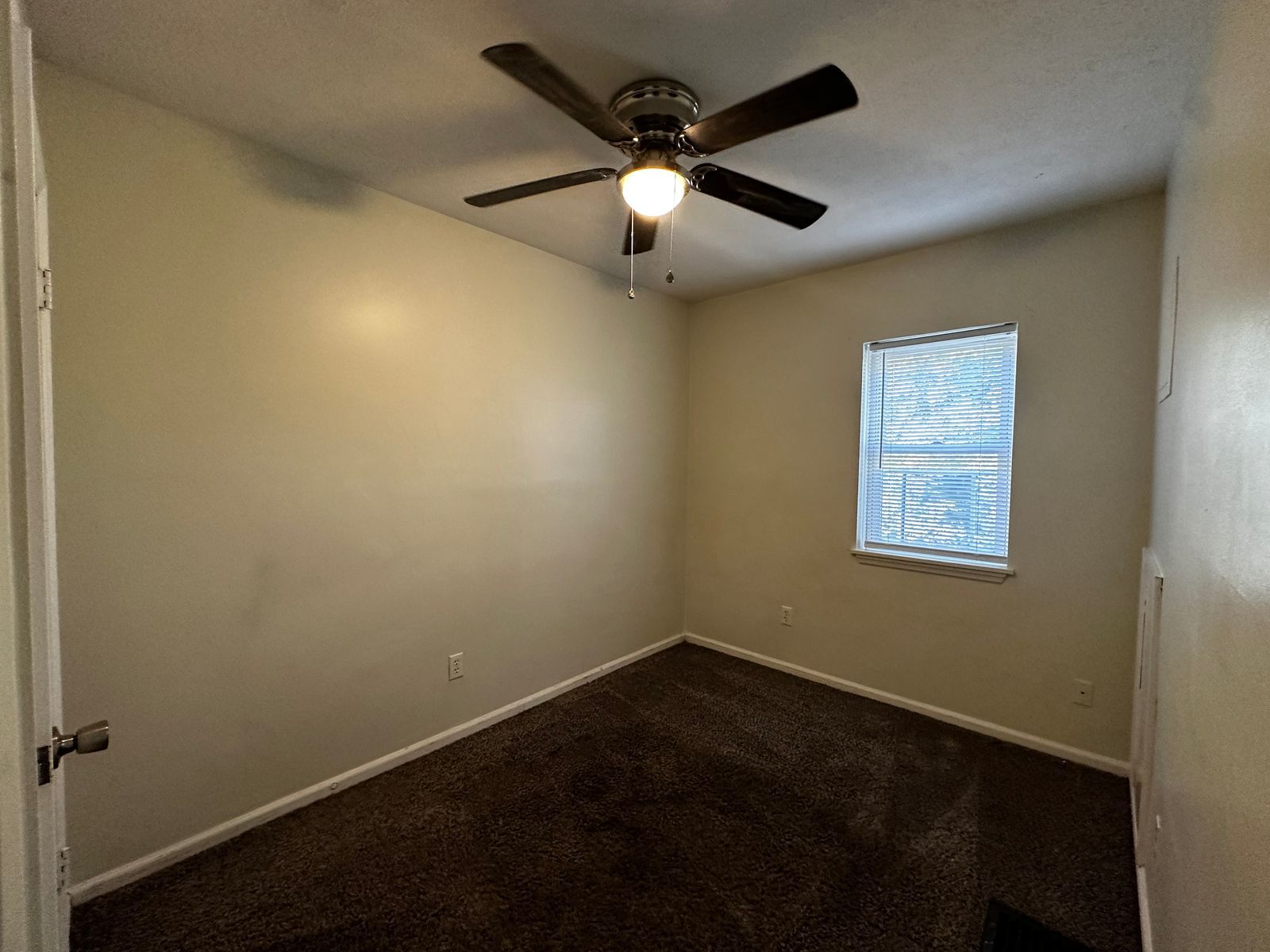 Building Photo - 913 Oakwood Ave
