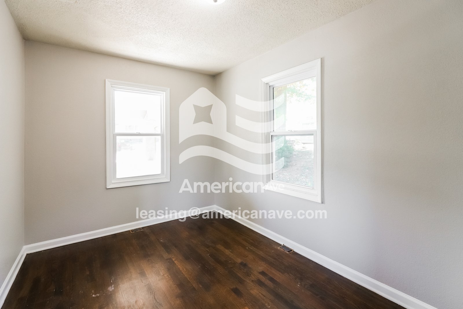 Building Photo - 1022 E 83rd Terrace