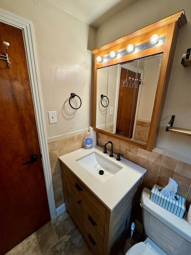 Building Photo - Charming 2-Bed 1-Bath Home in Avalon!