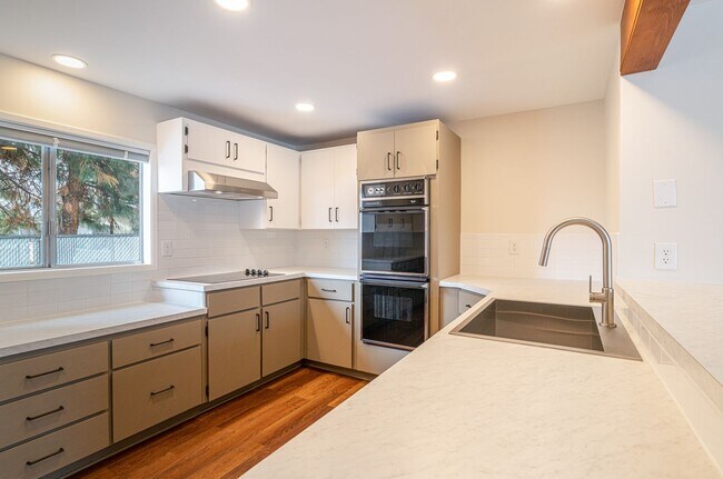 Building Photo - Huge Kitchen, 1000 sq ft Shop/Garage, Remodeled 3 bedroom