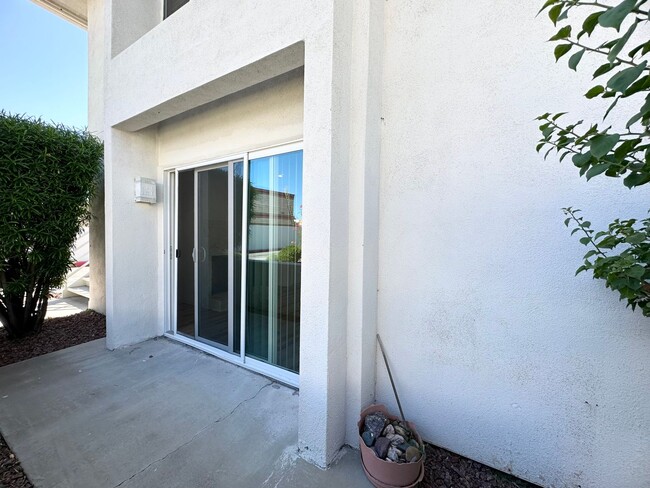 Building Photo - Great 2 Bedroom Condo in Gated Community w...