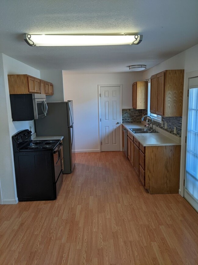 Building Photo - Large and recently remodeled 5 bedroom wit...