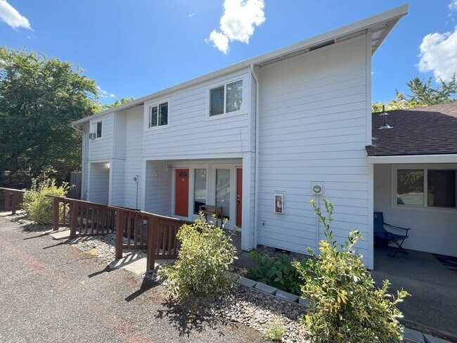 Building Photo - 2 Bedroom Townhome in Tanasbourne!