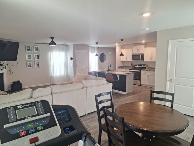 Building Photo - **HURRY!!! FREE RENT WITH AN OCTOBER MOVE ...