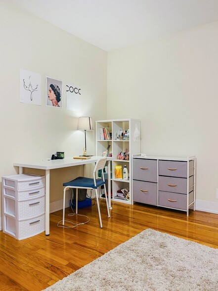 Building Photo - 538 W Cornelia Ave