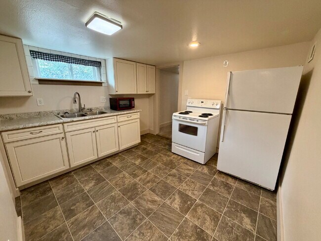 Building Photo - Charming 1-Bedroom Apartment Near Downtown | Utilities Included