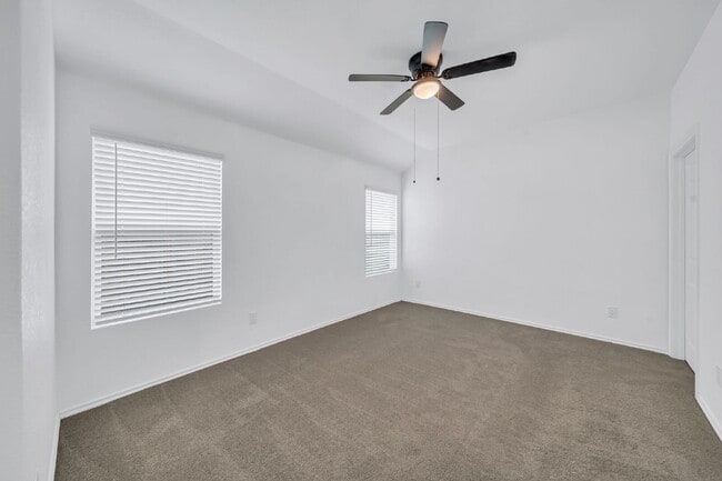 Building Photo - Like-new three bedroom single story home featuring a spacious open floor plan ideal for modern li...