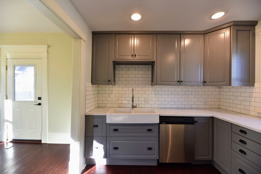 Building Photo - 240 E Duncan St