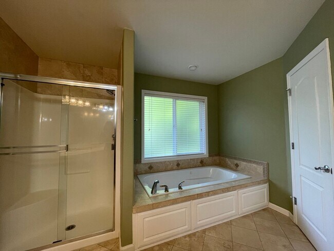 Building Photo - 5 Bed 2.5 Bath + a Den in Tigard/Bull Mountain - Solar Panels, Central A/C and More!