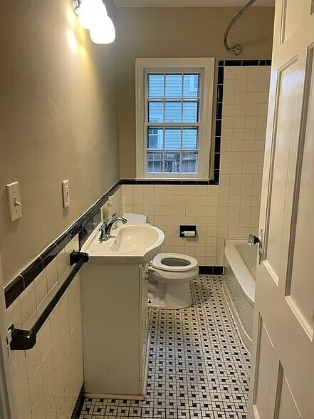Building Photo - Room in House on Winburn Terrace