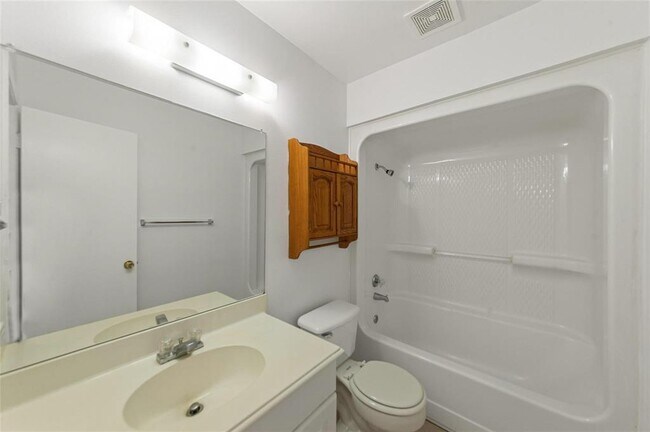 Building Photo - 5545 Brookview Ct