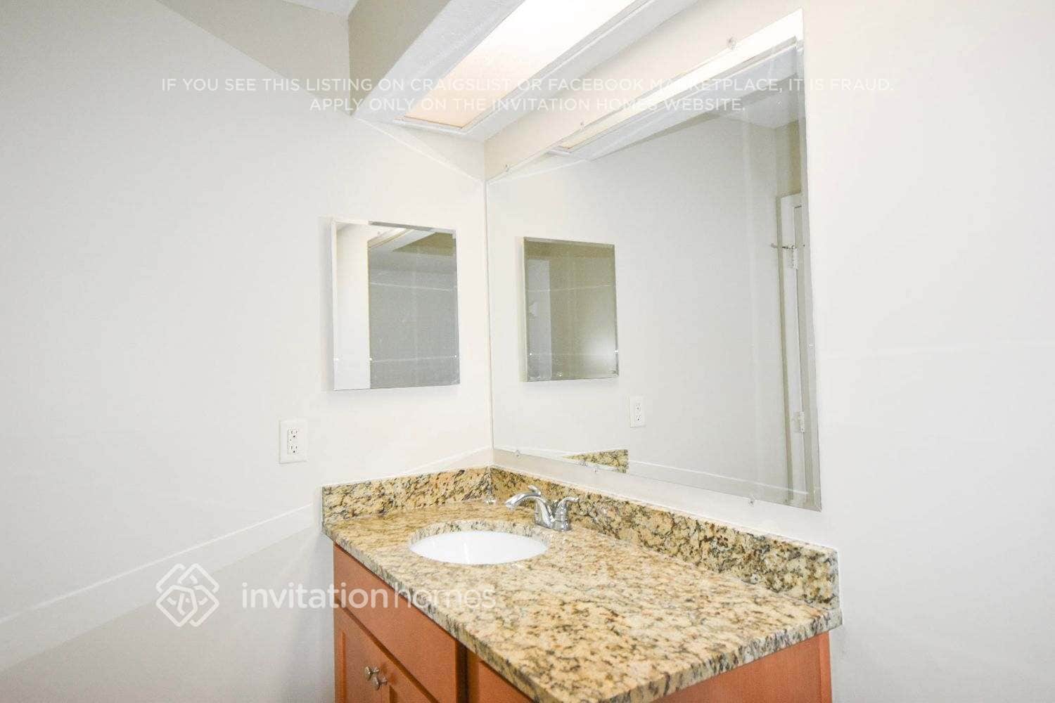 Building Photo - 1030 Oakwood Dr