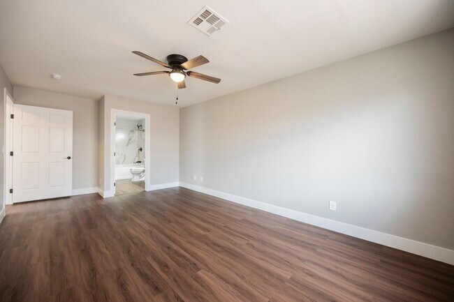 Building Photo - Fully Remodeled 3-Bedroom Townhome