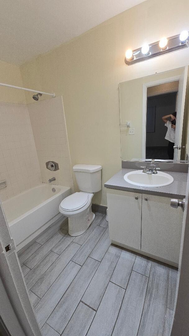 Building Photo - 2810 Riverside Dr