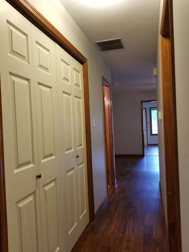 Building Photo - * August 2026* GREAT 3 Bed House!!