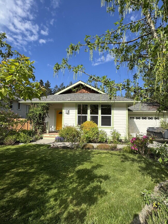 Building Photo - Single-family 3-bedroom home in a desirable neighborhood in town!