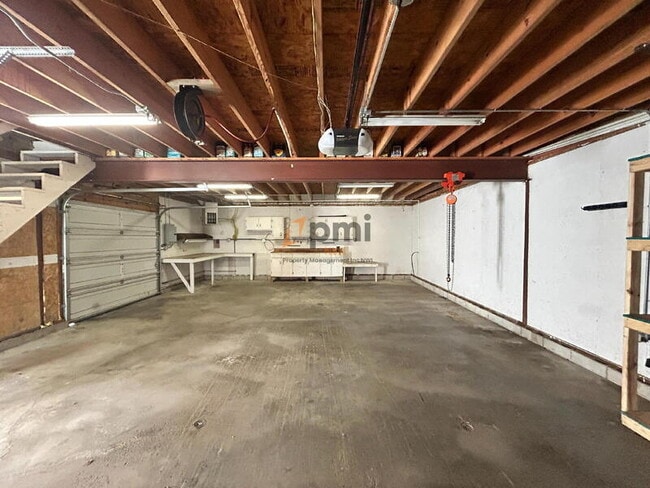 Building Photo - 5107 White Oak Terrace