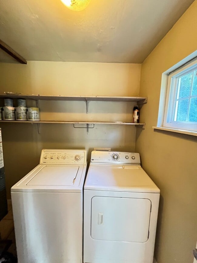 Building Photo - very private 3 bedroom 1.5 bath rental hom...