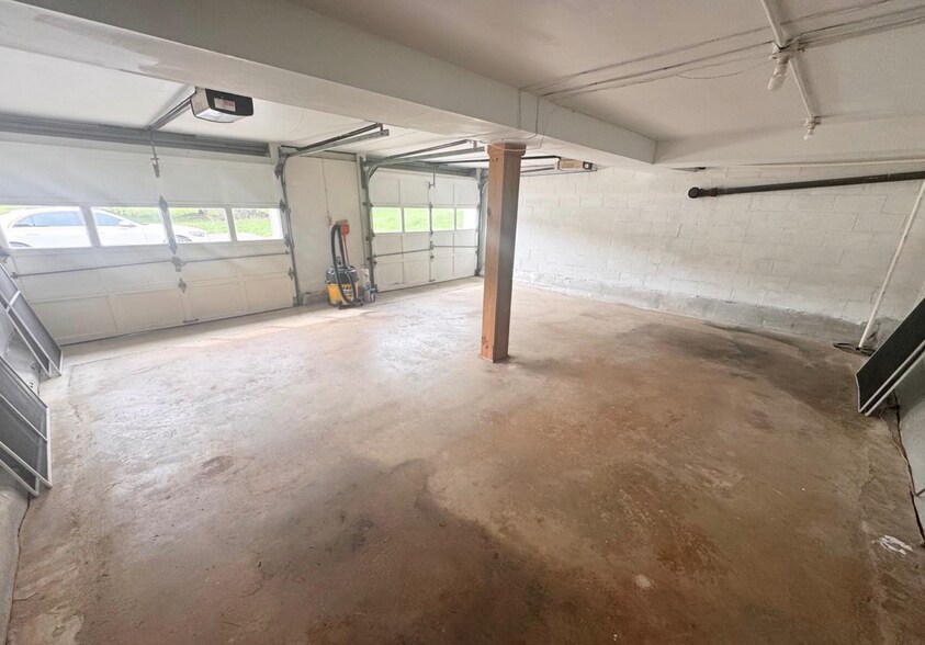 Building Photo - 2710 Academy Dr