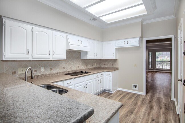 Building Photo - 15118 Greenleaf Ln