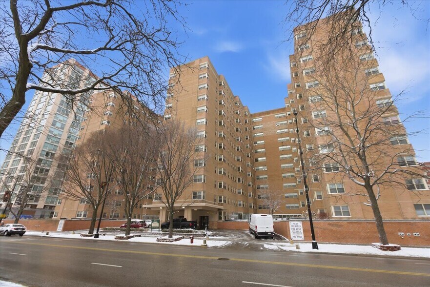 Building Photo - 5630 N Sheridan Rd
