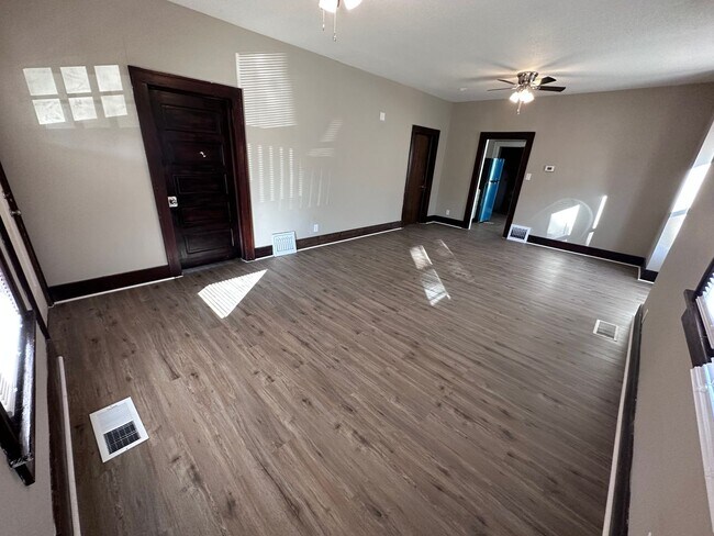Building Photo - $1250 - 3 bedroom / 2 bathroom - Single Fa...