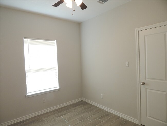 Building Photo - 230 Northlawn St