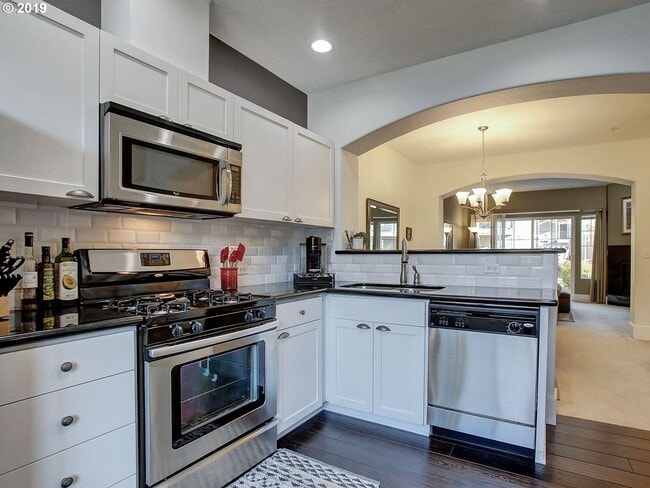 Building Photo - 2 Bedroom 2.5 Bathroom with 2 Tandem Car garage ~ Convenient Cedar Mill Location Near St. Vincent...