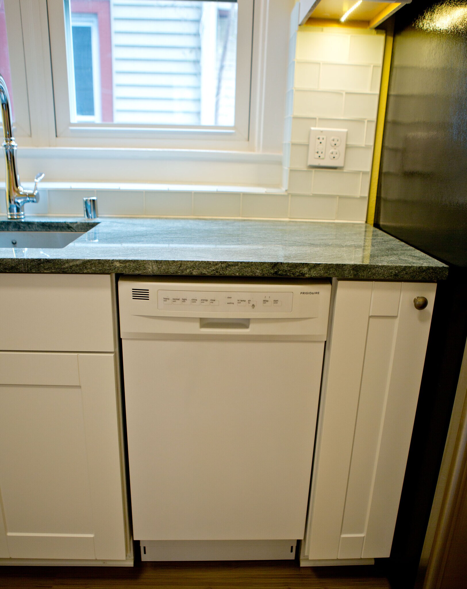 Building Photo - 225 Buell St