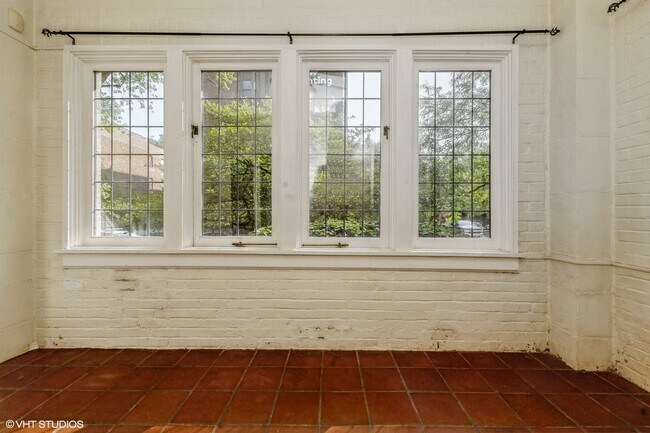 Building Photo - 5656 S Dorchester Ave