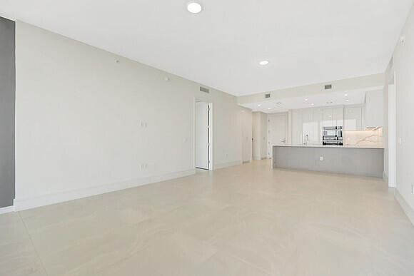 Building Photo - 220 Lake Shore Dr