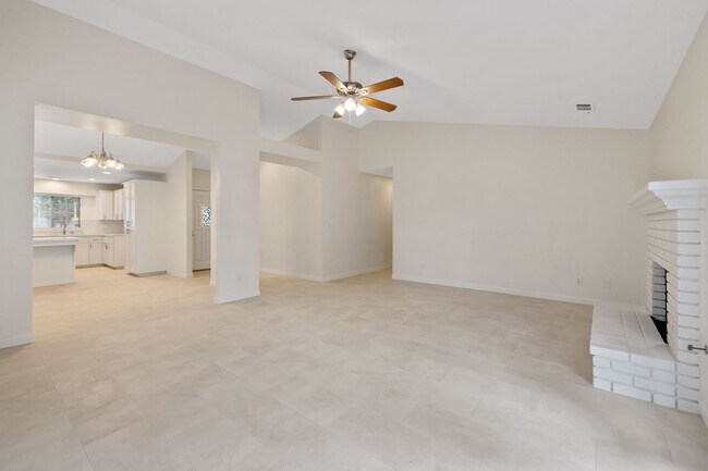 Building Photo - Pet Friendly, Updated NW Visalia Home Avai...