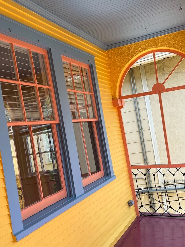 Watch the world go by on your porch - 504 Adams St