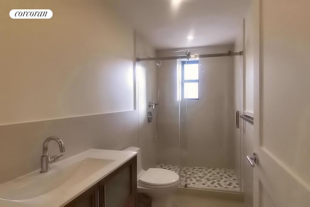 Building Photo - 45 W 81st St