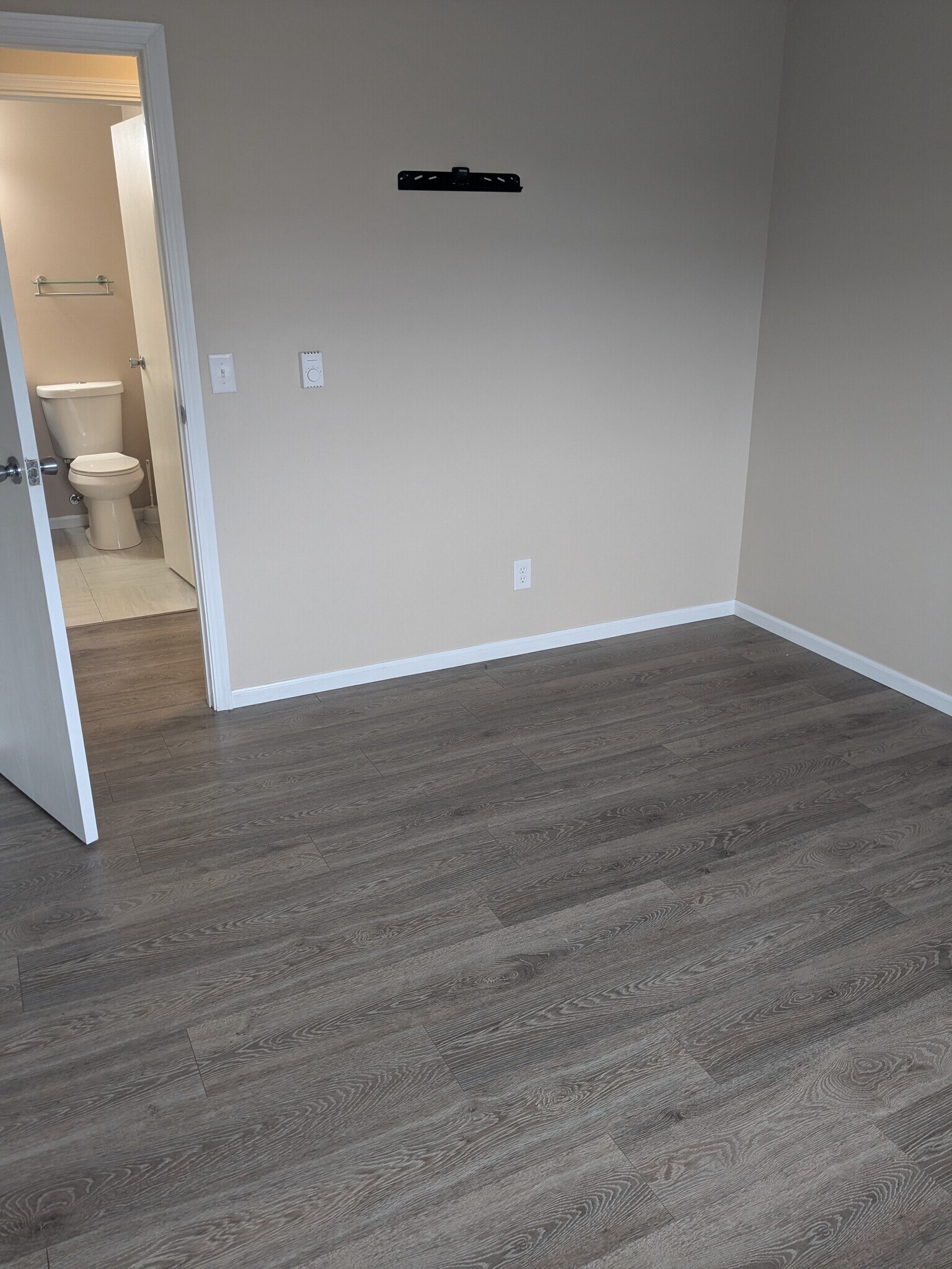 Guest Room - 5350 Camelot Dr