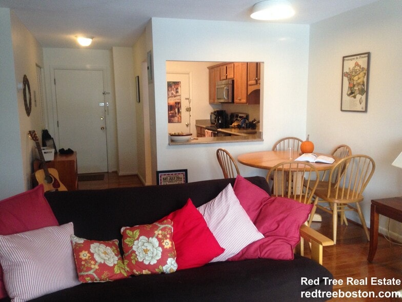 Building Photo - 804 Centre St