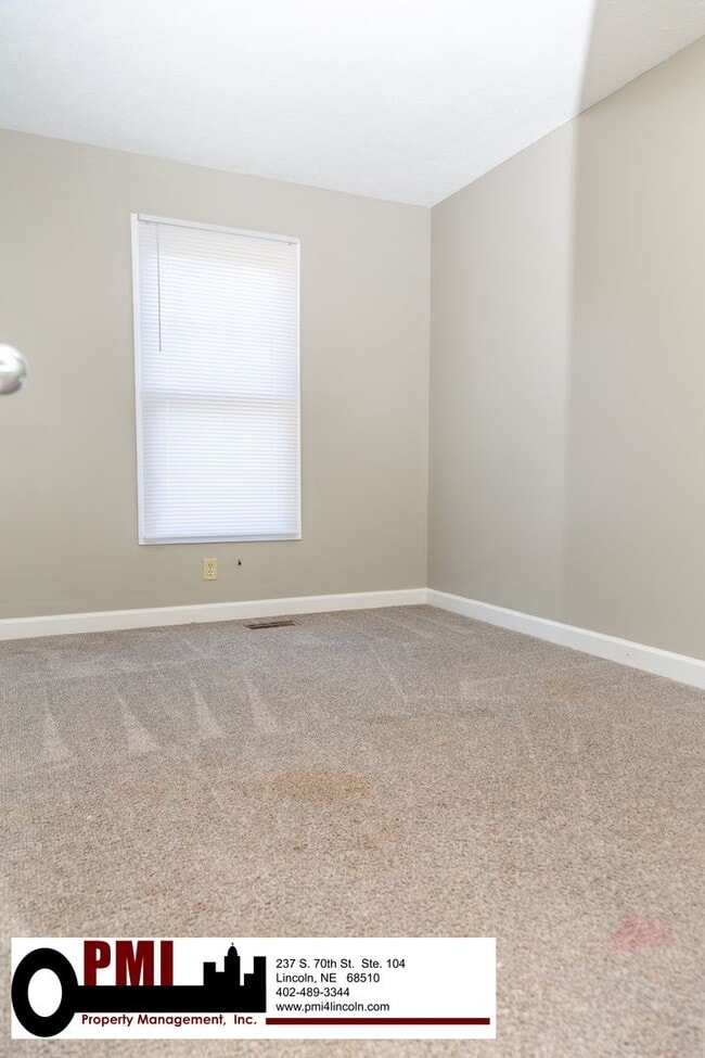 Building Photo - 3 Bedroom and 1.5 bathroom Duplex for Rent