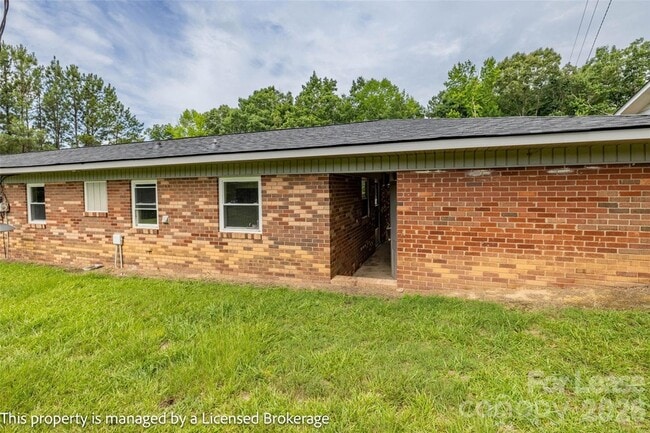 Building Photo - 219 Roslyn Rd