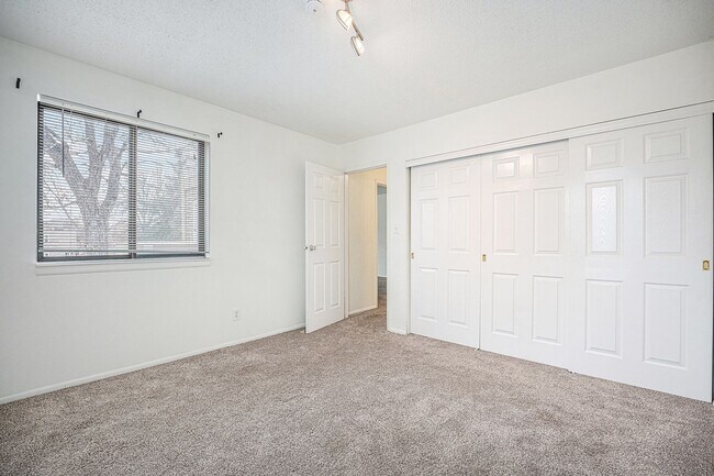 Building Photo - Charming 2 Bedroom 1.5 Bathroom Condo in Southeast Denver available Now!