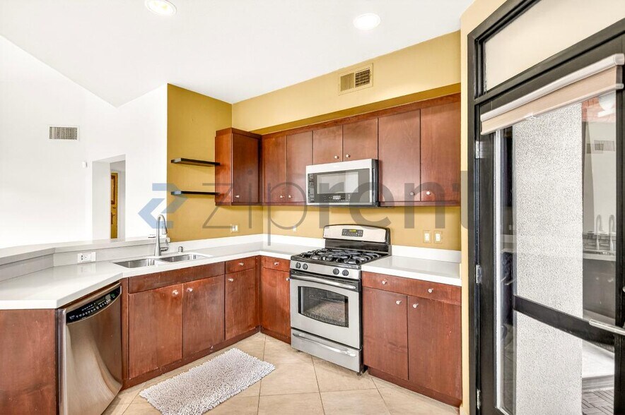 Building Photo - 1010 E Palm Canyon Dr