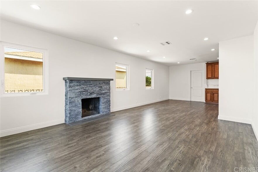 Building Photo - 7742 Bakman Ave