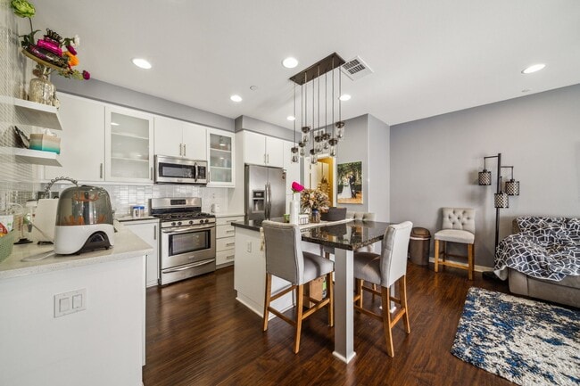 Building Photo - Charming 2-Bed / 2.5-Bath Townhouse in the...