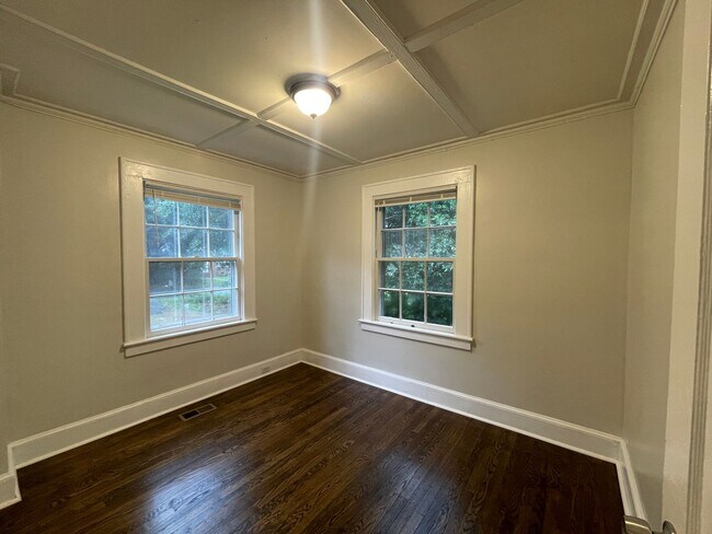 Building Photo - 907 Cherokee Ave