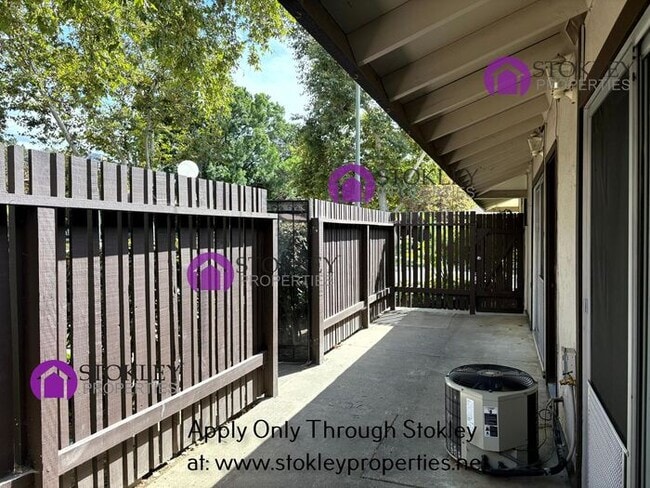 Building Photo - 5420 Roundtree Ct