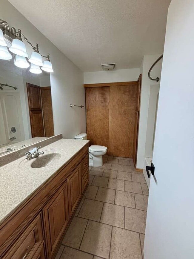 Building Photo - Shawnee Country Home – Newly Renovated Ranch with 2-Car Garage