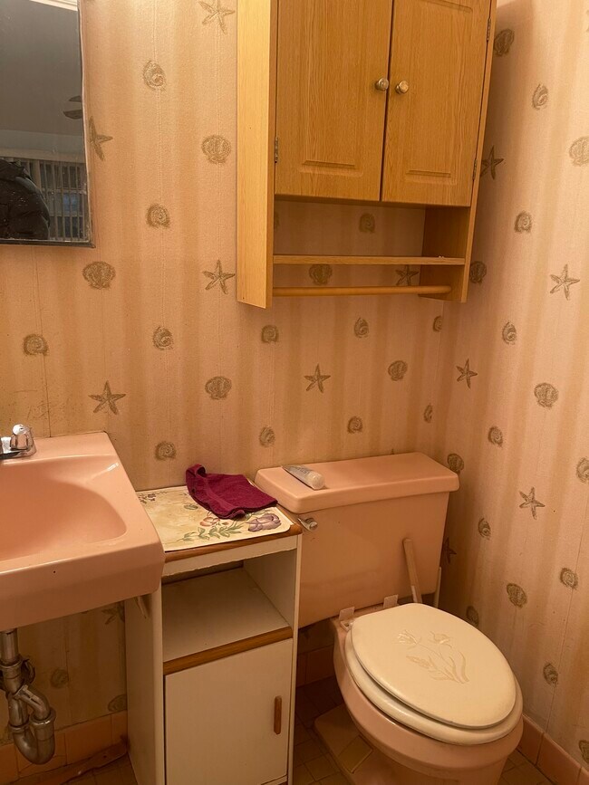 Master Half Bath - 2067 E 57th St