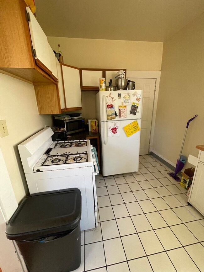 Building Photo - 3 bedroom 1 bath single family home with y...