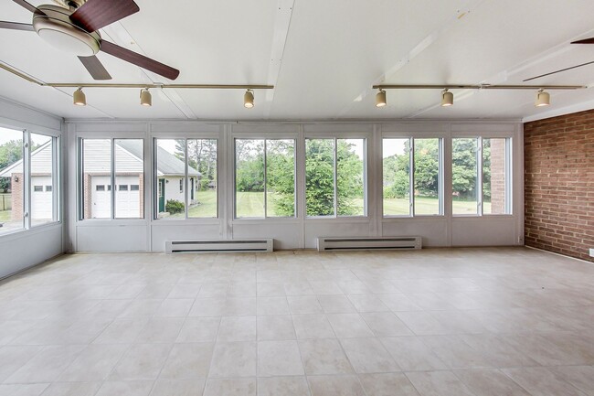 Building Photo - 5 Bed / 3 Bath / deep lot/ 2 driveways and...