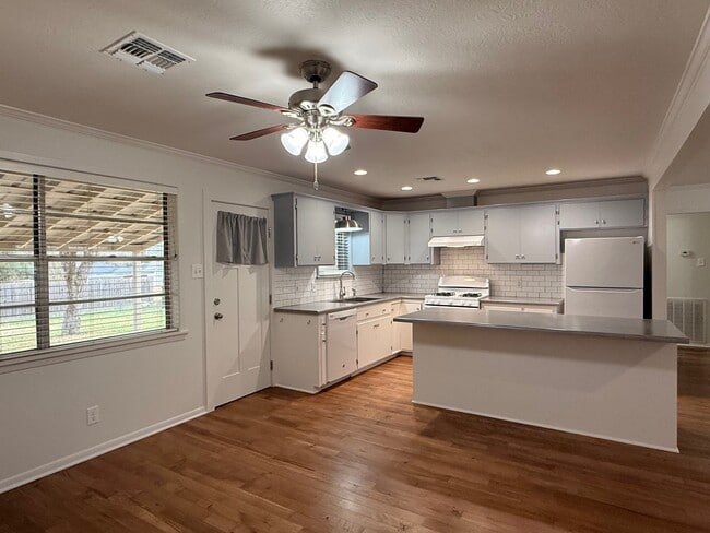 Building Photo - 204 Meadow Ln